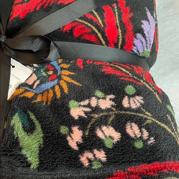 NWT Vera Bradley Essential Throw in Venetian Paisley Pattern - Picture 11 of 12